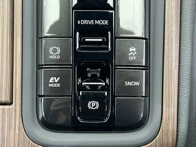 トヨタ クラウン Z 栃木県 2024(令6)年 0.4万km プレシャスホワイトパール 純正ナビ/(フルセグTV・Bluetooth・USB・HDMI)/ガラスルーフ/全方位カメラ/トヨタセーフティセンス/ ・衝突軽減システム/ ・レーンキープアシスト/ ・オートクルーズコントロール/ ・オートハイビーム/前後コーナーセンサー/ブラインドスポットモニター/ヘッドアップディスプレイ/本革シート/ステアリングヒーター/全席シートヒーター・シートクーラー/前席パワーシート(メモリ機能)/電動リアゲート/置くだけ充電/前後ドライブレコーダー/パドルシフト/純正アルミホイール/純正フロアマット/パーキングアシスト/ドアバイザー