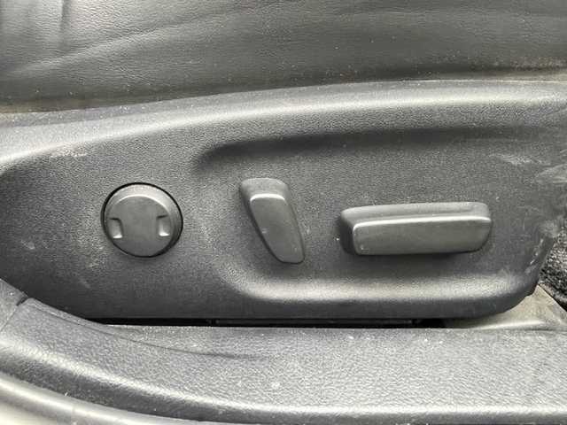 トヨタ クラウン ハイブリッド アスリートS 熊本県 2016(平28)年 7.4万km ホワイトパールクリスタルシャイン ・純正SDナビ/AM/FM/Bluetooth/CD/SD/USB/フルセグTV/・クルーズコントロール/・バックカメラ/・前後ドライブレコーダー/・SPORT・NORMAL・ECO・SNOWモード/・EVモード/・D/N席パワーシート/・シートヒーター/・シートエアコン/・電動格納ウィンカーミラー/・ハンドルヒーター/・ステアリングスイッチ/・革巻きステアリング/・ETC/・オートライト/・LEDヘッドライト/・ドアバイザー/・純正アルミホイール/・純正フロアマット/・プッシュスタート/・スマートキー