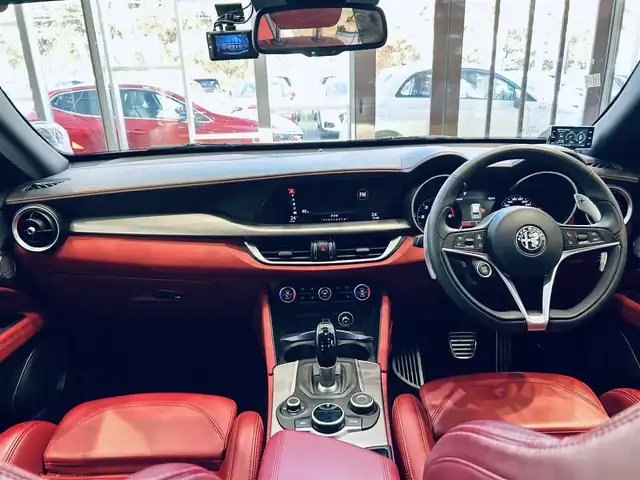 アルファロメオ ステルヴィオ 2.2ターボ ディーゼルQ4 スポーツPKG 大阪府 2019(令1)年 6.5万km 白 ACC/HarmanKardon/純正ディスプレイオーディオ/applecarplay/バックカメラ/純正19インチAW/HIDヘッドライト/電動リアゲート/赤革/パワーシート/Dシートメモリ/シートヒーター/ステアリングヒーター/ルーフレール/パドルシフト/ブラインドスポット/クリアランスソナー