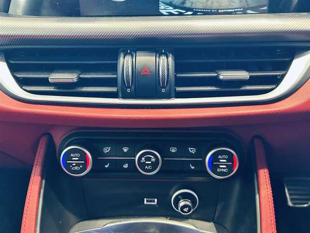 アルファロメオ ステルヴィオ 2.2ターボ ディーゼルQ4 スポーツPKG 大阪府 2019(令1)年 6.5万km 白 ACC/HarmanKardon/純正ディスプレイオーディオ/applecarplay/バックカメラ/純正19インチAW/HIDヘッドライト/電動リアゲート/赤革/パワーシート/Dシートメモリ/シートヒーター/ステアリングヒーター/ルーフレール/パドルシフト/ブラインドスポット/クリアランスソナー