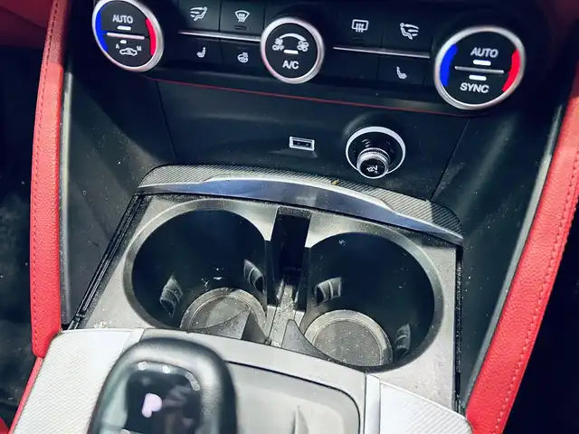 アルファロメオ ステルヴィオ 2.2ターボ ディーゼルQ4 スポーツPKG 大阪府 2019(令1)年 6.5万km 白 ACC/HarmanKardon/純正ディスプレイオーディオ/applecarplay/バックカメラ/純正19インチAW/HIDヘッドライト/電動リアゲート/赤革/パワーシート/Dシートメモリ/シートヒーター/ステアリングヒーター/ルーフレール/パドルシフト/ブラインドスポット/クリアランスソナー