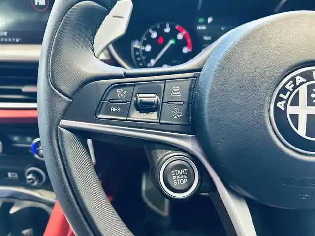 アルファロメオ ステルヴィオ 2.2ターボ ディーゼルQ4 スポーツPKG 大阪府 2019(令1)年 6.5万km 白 ACC/HarmanKardon/純正ディスプレイオーディオ/applecarplay/バックカメラ/純正19インチAW/HIDヘッドライト/電動リアゲート/赤革/パワーシート/Dシートメモリ/シートヒーター/ステアリングヒーター/ルーフレール/パドルシフト/ブラインドスポット/クリアランスソナー