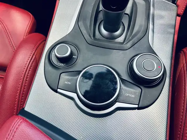 アルファロメオ ステルヴィオ 2.2ターボ ディーゼルQ4 スポーツPKG 大阪府 2019(令1)年 6.5万km 白 ACC/HarmanKardon/純正ディスプレイオーディオ/applecarplay/バックカメラ/純正19インチAW/HIDヘッドライト/電動リアゲート/赤革/パワーシート/Dシートメモリ/シートヒーター/ステアリングヒーター/ルーフレール/パドルシフト/ブラインドスポット/クリアランスソナー