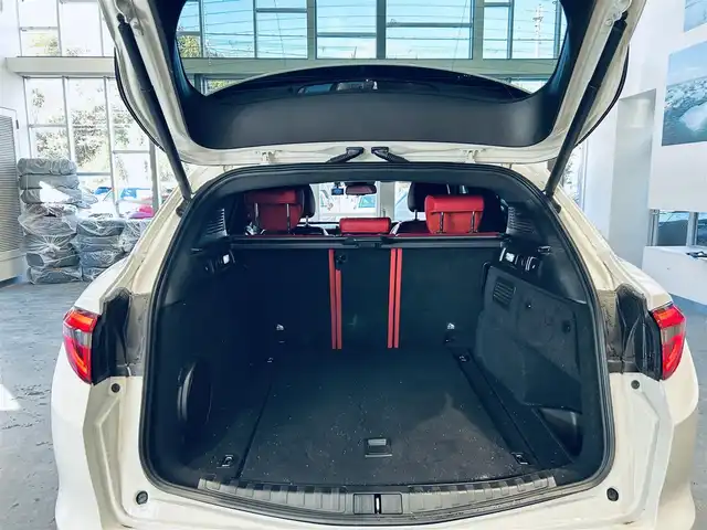 アルファロメオ ステルヴィオ 2.2ターボ ディーゼルQ4 スポーツPKG 大阪府 2019(令1)年 6.5万km 白 ACC/HarmanKardon/純正ディスプレイオーディオ/applecarplay/バックカメラ/純正19インチAW/HIDヘッドライト/電動リアゲート/赤革/パワーシート/Dシートメモリ/シートヒーター/ステアリングヒーター/ルーフレール/パドルシフト/ブラインドスポット/クリアランスソナー