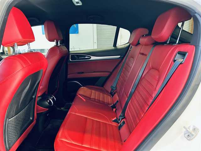 アルファロメオ ステルヴィオ 2.2ターボ ディーゼルQ4 スポーツPKG 大阪府 2019(令1)年 6.5万km 白 ACC/HarmanKardon/純正ディスプレイオーディオ/applecarplay/バックカメラ/純正19インチAW/HIDヘッドライト/電動リアゲート/赤革/パワーシート/Dシートメモリ/シートヒーター/ステアリングヒーター/ルーフレール/パドルシフト/ブラインドスポット/クリアランスソナー