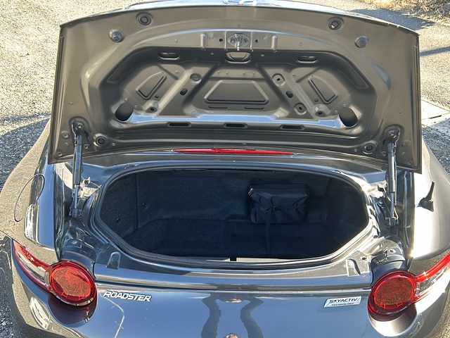 マツダ ロードスター レッド トップ 愛知県 2018(平30)年 4.5万km マシーングレープレミアムM /特別仕様車//メーカーナビ・フルセグTV//ETC/バックカメラ//CD.DVD.BT.USB.AUX//茶革シート/シートヒーター//HKSマフラー//純正１６インチアルミ//車線逸脱警報/BSM//純正フロアマット//LEDヘッドライト//スマートキー//プッシュスタート//取扱説明書/新車保証書