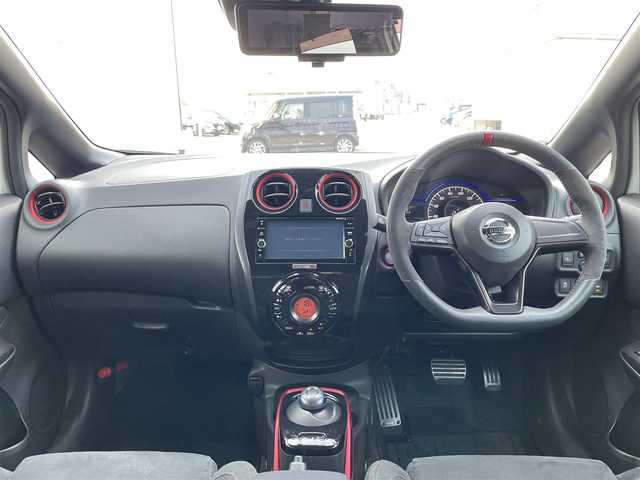 日産 ノート e－パワー ニスモ 愛知県 2018(平30)年 3万km ブリリアントホワイトパール /禁煙車//日産純正ナビ(MM317D-W)//フルセグTV//バックカメラ//インテリジェントアラウンドビューモニター//ETC//デジタルインナーミラー//インテリジェントエマージェンシーブレーキ//レーンディパーチャーウォーニング//踏み間違い防止アシスト//フロント&バックソナー//LEDヘッドライト//インテリジェントオートライト//ハイビームアシスト//フロント、リアフォグランプ//ニスモ専用サスペンション//ニスモ専用ボディ補強//ニスモ専用エアロエクステリア//ニスモ専用レッド加飾インパネ//ニスモ専用スエード調スポーツシート//ニスモ専用アルミ製スポーツペダル//ニスモ専用シフトノブ//ニスモ専用本革&アルカンターラステアリング//ステアリングスイッチ//純正フロアマット//純正ドアバイザー//純正16インチアルミホイール//プッシュスタート//電動格納ミラーウィンカー//新車保証書/取扱説明書