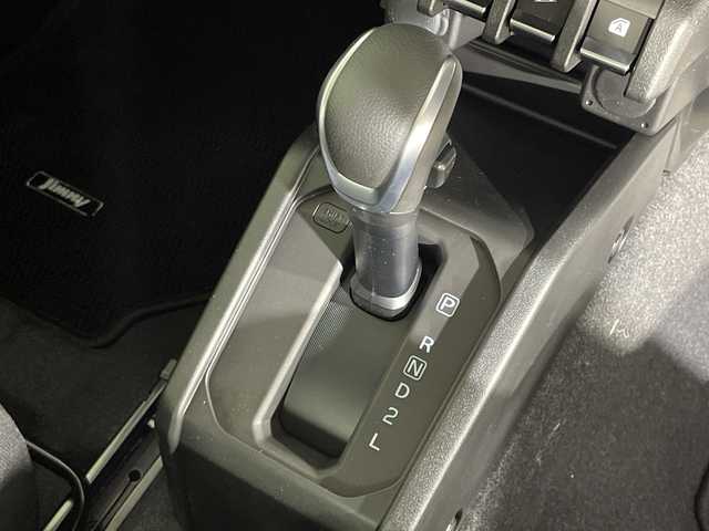 スズキ ジムニー XC 神奈川県 2025(令7)年 0.1万km未満 ミディアムグレー 届出済未使用車/４WD/スズキセーフティサポート/デュアルセンサーブレーキサポート/レーンキープアシスト/クルーズコントロール/アイドリングストップ/リアパーキングセンサー/前席シートヒーター/ヘッドライトウォッシャー/革巻きステアリング/ダウンヒルアシストコントロール/LEDオートライト/フォグランプ/背面タイヤ/純正フロアマット/ターボ車