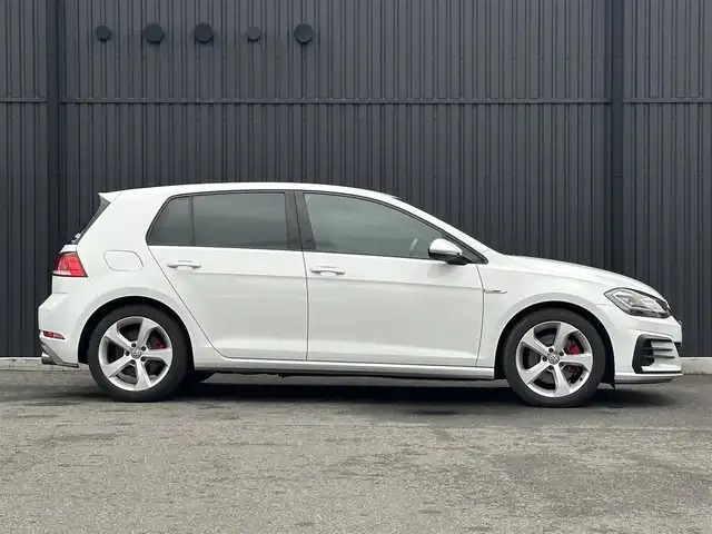 フォルクスワーゲン ゴルフ ＧＴＩ 福島県 2017(平29)年 4.9万km 白 6速マニュアル/ワンオーナー/純正メモリーナビ/AppleCarPlay/バックカメラ/アダプティブクルーズコントロール/レーンキープ/ブラインドスポット/コーナーセンサー/LEDヘッドライト/ETC/スマートキー/純正16AW付スタッドレスタイヤ積込
