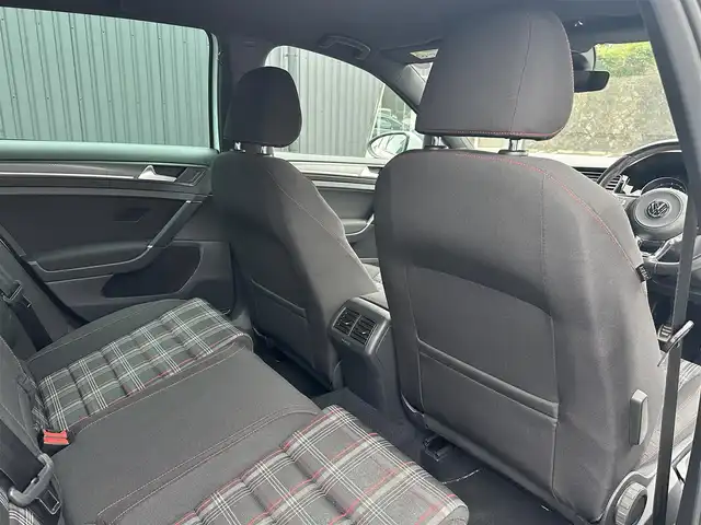 フォルクスワーゲン ゴルフ ＧＴＩ 福島県 2017(平29)年 4.9万km 白 6速マニュアル/ワンオーナー/純正メモリーナビ/AppleCarPlay/バックカメラ/アダプティブクルーズコントロール/レーンキープ/ブラインドスポット/コーナーセンサー/LEDヘッドライト/ETC/スマートキー/純正16AW付スタッドレスタイヤ積込