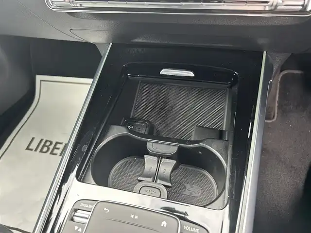 メルセデス・ベンツ Ｍ・ベンツ ＧＬＢ２００ｄ 4マチック AMGライン 滋賀県 2022(令4)年 4.4万km デジタルホワイト ACC/レーンキープ/ブラインドスポット/黒ハーフレザーシート/パワーシート/シートヒーター/純正ナビ/フルセグTV/AppleCarPlay/360°カメラ/ETC/マルチビームLED/前後ドライブレコーダー/電動リアゲート/アンビエントライト/パドルシフト/コーナーセンサー /ドアバイザー/純正19インチAW/スペアキー