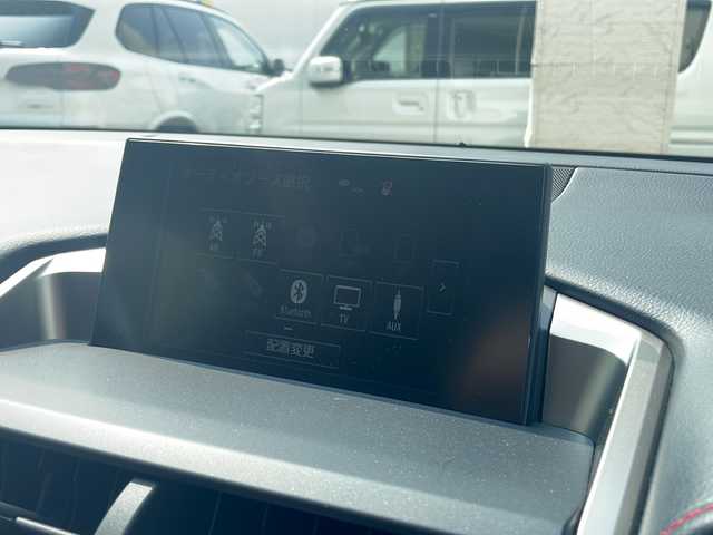 レクサス ＮＸ 300h Fスポーツ 兵庫県 2016(平28)年 7.7万km ホワイトノーヴァガラスフレーク 純正メーカーSDナビ/　Bluetooth/USB/DVD/AUX/AM/FM/フルセグTV（走行中視聴可能）/全方位カメラ/前方ドライブレコーダー/純正ビルトインETC2.0/Oi充電/ステアリングヒーター/オートブレーキホールド/パドルシフト/MTモード付AT/パワーシート（D+N席）/シートヒーター（D+N席）/エアシート（D+N席）/アイドリングストップ/パーキングアシスト/アンチロック・ブレーキ・システム/アダプティブクルーズコントロール/横滑り防止装置/盗難防止装置/衝突被害軽減システム/前後コーナーセンサー/パワーステアリング/パワーウィンドウ/オートライト/オートマチックハイビーム/LEDヘッドライト/エアバッグ（W＋サイド）/カーテンエアバッグ/スペアキー（1本）/保証書/取扱説明書