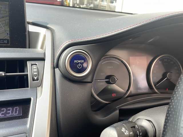 レクサス ＮＸ 300h Fスポーツ 兵庫県 2016(平28)年 7.7万km ホワイトノーヴァガラスフレーク 純正メーカーSDナビ/　Bluetooth/USB/DVD/AUX/AM/FM/フルセグTV（走行中視聴可能）/全方位カメラ/前方ドライブレコーダー/純正ビルトインETC2.0/Oi充電/ステアリングヒーター/オートブレーキホールド/パドルシフト/MTモード付AT/パワーシート（D+N席）/シートヒーター（D+N席）/エアシート（D+N席）/アイドリングストップ/パーキングアシスト/アンチロック・ブレーキ・システム/アダプティブクルーズコントロール/横滑り防止装置/盗難防止装置/衝突被害軽減システム/前後コーナーセンサー/パワーステアリング/パワーウィンドウ/オートライト/オートマチックハイビーム/LEDヘッドライト/エアバッグ（W＋サイド）/カーテンエアバッグ/スペアキー（1本）/保証書/取扱説明書