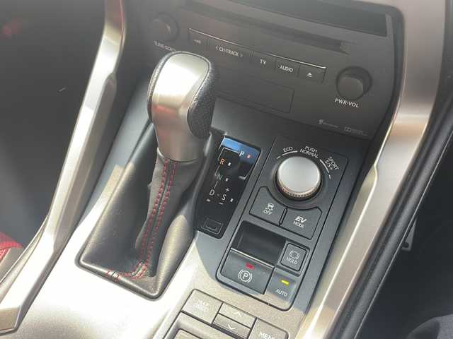 レクサス ＮＸ 300h Fスポーツ 兵庫県 2016(平28)年 7.7万km ホワイトノーヴァガラスフレーク 純正メーカーSDナビ/　Bluetooth/USB/DVD/AUX/AM/FM/フルセグTV（走行中視聴可能）/全方位カメラ/前方ドライブレコーダー/純正ビルトインETC2.0/Oi充電/ステアリングヒーター/オートブレーキホールド/パドルシフト/MTモード付AT/パワーシート（D+N席）/シートヒーター（D+N席）/エアシート（D+N席）/アイドリングストップ/パーキングアシスト/アンチロック・ブレーキ・システム/アダプティブクルーズコントロール/横滑り防止装置/盗難防止装置/衝突被害軽減システム/前後コーナーセンサー/パワーステアリング/パワーウィンドウ/オートライト/オートマチックハイビーム/LEDヘッドライト/エアバッグ（W＋サイド）/カーテンエアバッグ/スペアキー（1本）/保証書/取扱説明書