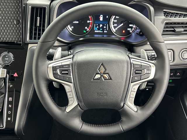 三菱 デリカＤ：５ シャモニー 愛知県 2025(令7)年 0.1千km グラファイトグレーメタリック/ブラックマイカ 登録済未使用車　15km/全方位モニター/シートヒーター/ステアリングヒーター/両側パワースライドドア/パワーシート/レーダークルーズコントロール/衝突軽減ブレーキ/レーンキープアシスト/オートハイビーム/ブラインドスポットモニター/誤発進抑制機能/オートホールド