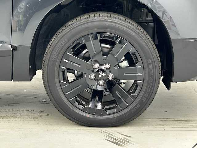 三菱 デリカＤ：５ シャモニー 愛知県 2025(令7)年 0.1千km グラファイトグレーメタリック/ブラックマイカ 登録済未使用車　15km/全方位モニター/シートヒーター/ステアリングヒーター/両側パワースライドドア/パワーシート/レーダークルーズコントロール/衝突軽減ブレーキ/レーンキープアシスト/オートハイビーム/ブラインドスポットモニター/誤発進抑制機能/オートホールド