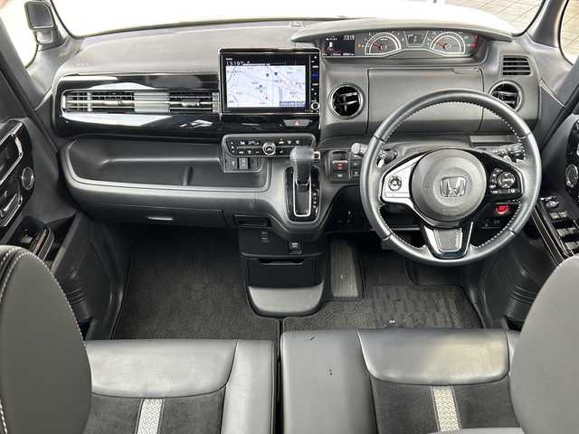 ホンダ Ｎ ＢＯＸ カスタム L ターボ 静岡県 2022(令4)年 2.9万km プラチナホワイトパール 純正ナビ/・DVD/CD/・FM/AM/・フルセグTV/・SD/・Music Rack/・Bｌuetooth/・USB/iPod/ホンダセンシング/●衝突軽減ブレーキ（CMBS）/●誤発進抑制機能/●歩行者事故低減ステアリング/●路外逸脱抑制機能/●渋滞追従機能付アダプティブクルーズコントロール（ACC）/●車線維持支援システム（LKAS）/●先行車発進お知らせ機能/●標識認識機能/●後方誤発進抑制機能/●オートハイビーム/主要装備/・バックカメラ/・ＥＴＣ/・コーナーセンサー/・横滑り防止装置/・運転席＋助手席シートヒーター/・両側パワースライドドア/・サイドカーテンエアバッグ/・パドルシフト/・電動パーキング/・ＬＥＤヘッドライト