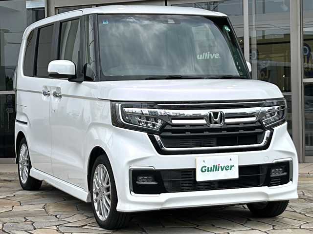ホンダ Ｎ ＢＯＸ カスタム L ターボ 静岡県 2022(令4)年 2.9万km プラチナホワイトパール 純正ナビ/・DVD/CD/・FM/AM/・フルセグTV/・SD/・Music Rack/・Bｌuetooth/・USB/iPod/ホンダセンシング/●衝突軽減ブレーキ（CMBS）/●誤発進抑制機能/●歩行者事故低減ステアリング/●路外逸脱抑制機能/●渋滞追従機能付アダプティブクルーズコントロール（ACC）/●車線維持支援システム（LKAS）/●先行車発進お知らせ機能/●標識認識機能/●後方誤発進抑制機能/●オートハイビーム/主要装備/・バックカメラ/・ＥＴＣ/・コーナーセンサー/・横滑り防止装置/・運転席＋助手席シートヒーター/・両側パワースライドドア/・サイドカーテンエアバッグ/・パドルシフト/・電動パーキング/・ＬＥＤヘッドライト
