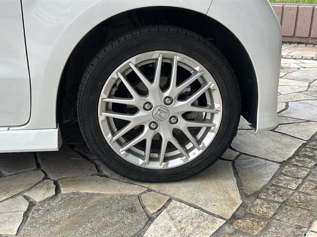 ホンダ Ｎ ＢＯＸ カスタム L ターボ 静岡県 2022(令4)年 2.9万km プラチナホワイトパール 純正ナビ/・DVD/CD/・FM/AM/・フルセグTV/・SD/・Music Rack/・Bｌuetooth/・USB/iPod/ホンダセンシング/●衝突軽減ブレーキ（CMBS）/●誤発進抑制機能/●歩行者事故低減ステアリング/●路外逸脱抑制機能/●渋滞追従機能付アダプティブクルーズコントロール（ACC）/●車線維持支援システム（LKAS）/●先行車発進お知らせ機能/●標識認識機能/●後方誤発進抑制機能/●オートハイビーム/主要装備/・バックカメラ/・ＥＴＣ/・コーナーセンサー/・横滑り防止装置/・運転席＋助手席シートヒーター/・両側パワースライドドア/・サイドカーテンエアバッグ/・パドルシフト/・電動パーキング/・ＬＥＤヘッドライト