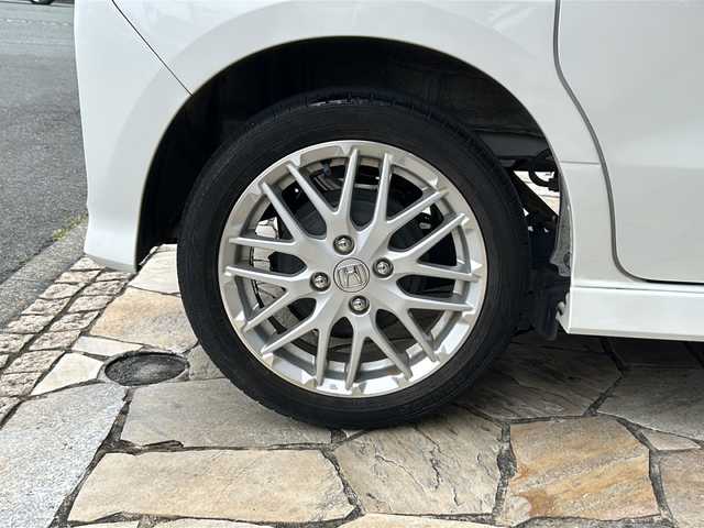 ホンダ Ｎ ＢＯＸ カスタム L ターボ 静岡県 2022(令4)年 2.9万km プラチナホワイトパール 純正ナビ/・DVD/CD/・FM/AM/・フルセグTV/・SD/・Music Rack/・Bｌuetooth/・USB/iPod/ホンダセンシング/●衝突軽減ブレーキ（CMBS）/●誤発進抑制機能/●歩行者事故低減ステアリング/●路外逸脱抑制機能/●渋滞追従機能付アダプティブクルーズコントロール（ACC）/●車線維持支援システム（LKAS）/●先行車発進お知らせ機能/●標識認識機能/●後方誤発進抑制機能/●オートハイビーム/主要装備/・バックカメラ/・ＥＴＣ/・コーナーセンサー/・横滑り防止装置/・運転席＋助手席シートヒーター/・両側パワースライドドア/・サイドカーテンエアバッグ/・パドルシフト/・電動パーキング/・ＬＥＤヘッドライト