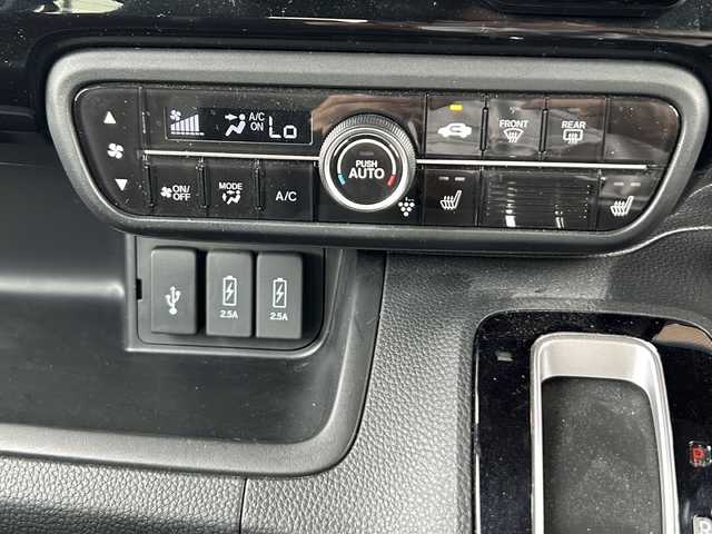 ホンダ Ｎ ＢＯＸ カスタム L ターボ 静岡県 2022(令4)年 2.9万km プラチナホワイトパール 純正ナビ/・DVD/CD/・FM/AM/・フルセグTV/・SD/・Music Rack/・Bｌuetooth/・USB/iPod/ホンダセンシング/●衝突軽減ブレーキ（CMBS）/●誤発進抑制機能/●歩行者事故低減ステアリング/●路外逸脱抑制機能/●渋滞追従機能付アダプティブクルーズコントロール（ACC）/●車線維持支援システム（LKAS）/●先行車発進お知らせ機能/●標識認識機能/●後方誤発進抑制機能/●オートハイビーム/主要装備/・バックカメラ/・ＥＴＣ/・コーナーセンサー/・横滑り防止装置/・運転席＋助手席シートヒーター/・両側パワースライドドア/・サイドカーテンエアバッグ/・パドルシフト/・電動パーキング/・ＬＥＤヘッドライト
