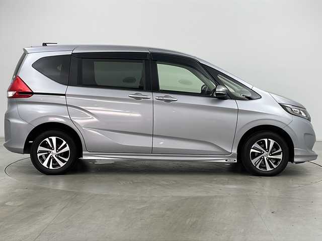 ホンダ フリード＋ G ホンダセンシング 道央・札幌 2016(平28)年 5.5万km ルナシルバーM ・4WD/・寒冷地仕様/・社外ナビ（MDV-L300）/&CD&DVD&USB&ワンセグTV/・バックカメラ/・両側パワースライドドア/・HondaSENSING/・アダプティブクルーズコントロール/・前席シートヒーター/・ハーフレザーシート/・ドアミラーヒーター/・TVキャンセラー/・社外ドライブレコーダー/・ビルトインETC/・モデューロエアロ（フロント&サイド）/・スマートキー/・スペアキー