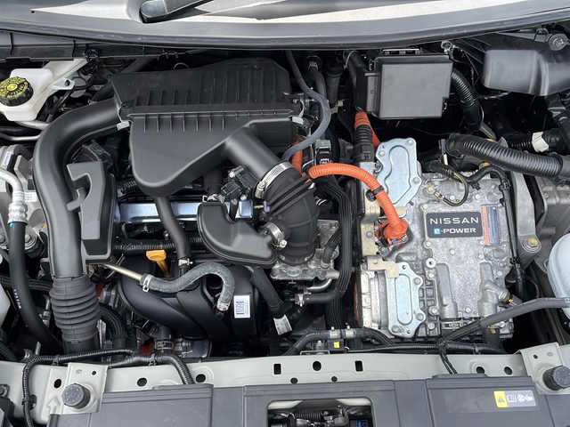 日産 オーラ ニスモ 山口県 2023(令5)年 4.1万km スーパーブラック メーカーオプション9インチディスプレイオーディオ/　・フルセグTV/　・HDMI映像入力/　・Android Auto/　・Apple CarPlay/　・USBデータ通信/　・Bluetoothオーディオ/　・ハンズフリー通話/　・AM/FMラジオ/プロパイロット/　・アダプティブクルーズコントロール/　・エマージェンシーブレーキ/　・レーントレーシングアシスト(操舵支援有)/　・前後クリアランスソナー/　・先行車発進通知/　・車線逸脱通知/　・前後誤発進抑制機能/　・標識認識機能/アラウンドビューモニター/LEDオートライト/オートハイビーム/LEDウィンカーミラー/LEDフォグライト/置くだけ充電/ステアリングリモコン/革巻チルトステアリングホイール/純正NISMO17インチAW/フルオートAC/NISMOハーフレザーシート/運転席シートリフター/後席ISOFIXシート/電子パーキングブレーキ/オートホールド/D-MODE切替/TVキット/デジタルインナーミラー/ビルトインETC2.0/マルチインフォメーションディスプレイ/後席用USBソケット/後席ISOFIXシート/メンテナンスノート