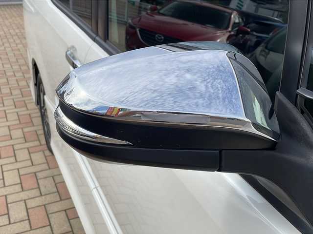 トヨタ ヴォクシー ZS 煌Ⅱ 鳥取県 2019(令1)年 5.6万km ホワイトパールクリスタルシャイン ワンオーナー/スマートキーx２個/両側パワースライド/純正８インチワイドナビ/フリップダウンモニター/バックカメラ/フルセグ・Bluetooth/プリクラッシュセーフティ/レーンデパーチャーアラート/インテリジェントソナー/オートハイビーム/ドライブレコーダー/LEDヘッドライト/LEDフォグライト/オートリトラクトミラー/リアサンシェード/ETCユニット/保証書・取説