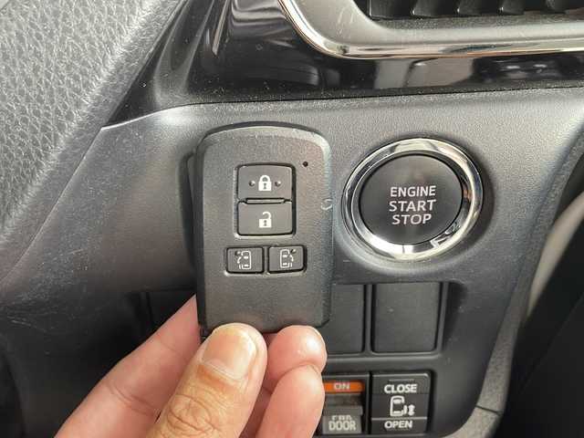 トヨタ ヴォクシー ZS 煌Ⅱ 鳥取県 2019(令1)年 5.6万km ホワイトパールクリスタルシャイン ワンオーナー/スマートキーx２個/両側パワースライド/純正８インチワイドナビ/フリップダウンモニター/バックカメラ/フルセグ・Bluetooth/プリクラッシュセーフティ/レーンデパーチャーアラート/インテリジェントソナー/オートハイビーム/ドライブレコーダー/LEDヘッドライト/LEDフォグライト/オートリトラクトミラー/リアサンシェード/ETCユニット/保証書・取説