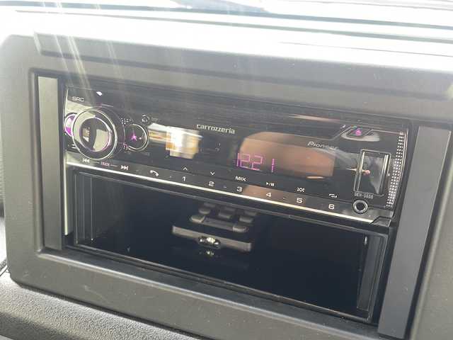 スズキ ジムニー XC 千葉県 2024(令6)年 1.1万km ブルーイッシュブラックパール3 ワンオーナー/4WD/5MT/社外オーディオ/CD/クルーズコントロール/レーンキープアシスト/ダウンヒルアシストコントロール/衝突被害軽減システム/クリアランスソナー/前席シートヒーター/プッシュスタート/スマートキー/スペアキー/背面タイヤ/純正アルミホイール/純正フロアマット/純正LEDヘッドライト/オートライト/ドアバイザー/保証書/取扱説明書