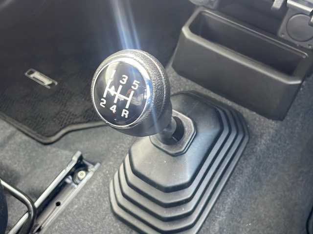 スズキ ジムニー XC 千葉県 2024(令6)年 1.1万km ブルーイッシュブラックパール3 ワンオーナー/4WD/5MT/社外オーディオ/CD/クルーズコントロール/レーンキープアシスト/ダウンヒルアシストコントロール/衝突被害軽減システム/クリアランスソナー/前席シートヒーター/プッシュスタート/スマートキー/スペアキー/背面タイヤ/純正アルミホイール/純正フロアマット/純正LEDヘッドライト/オートライト/ドアバイザー/保証書/取扱説明書