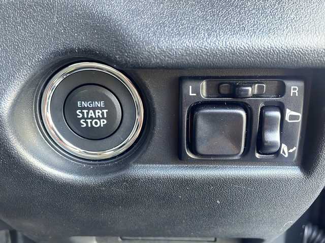 スズキ ジムニー XC 千葉県 2024(令6)年 1.1万km ブルーイッシュブラックパール3 ワンオーナー/4WD/5MT/社外オーディオ/CD/クルーズコントロール/レーンキープアシスト/ダウンヒルアシストコントロール/衝突被害軽減システム/クリアランスソナー/前席シートヒーター/プッシュスタート/スマートキー/スペアキー/背面タイヤ/純正アルミホイール/純正フロアマット/純正LEDヘッドライト/オートライト/ドアバイザー/保証書/取扱説明書