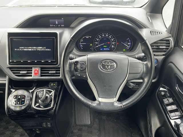 トヨタ ノア ハイブリッド Si 京都府 2018(平30)年 6.6万km ボルドーマイカメタリック 純正９インチナビ　Ｂｌｕｅｔｏｏｔｈオーディオ　フルセグ　ＤＶＤ再生　バックカメラ　後席フリップダウンモニター　プリクラッシュ　クルーズコントロール　ＬＥＤヘッドライト　ビルトインＥＴＣ　前後ドラレコ