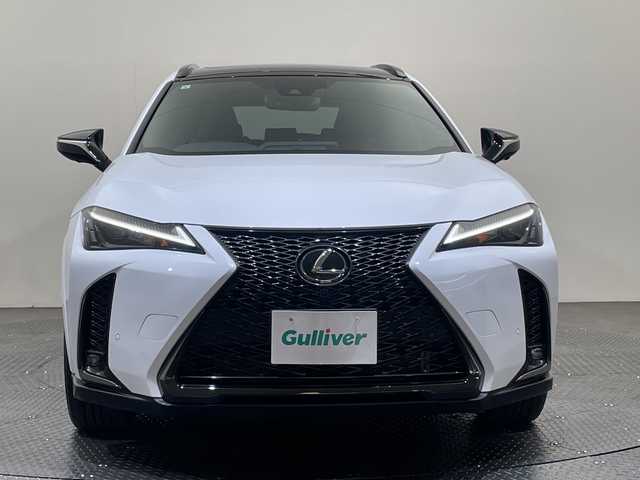 レクサス ＵＸ 200 Fスポーツエモーショナルエクスプローラ 愛媛県 2023(令5)年 1.2万km ブラック/ホワイトノーヴァガラスフレーク ムーンルーフ（チルト&アウタースライド式）　110000円/ルーフレール　33000円//12.3インチディスプレイオーディオ/AppleCarPlay AndroidAuto/フルセグTV/パノラミックビューモニター（床下透過表示機能付）/225/50RF18 95Vランフラットタイヤ&18×7Jアルミホイール（特別仕様車専用切削光輝＋ブラック塗装＋ブラックナット） /Lexus Safety System ＋ /ブラインドスポットモニター［BSM］/パーキングサポートブレーキ［PKSB］/前後方静止物＋後方接近車両/LEDヘッドランプ（ロー・ハイビーム）/ハンズフリーパワーバックドア/（挟み込み防止機能・停止位置メモリー機能付）/カラーヘッドアップディスプレイ/ステアリングヒーター/シートヒーター&エアシート/ビルトインETC/運転席・助手席8Way調整式パワーシート（運転席ポジションメモリー/運転席電動ランバーサポート付）