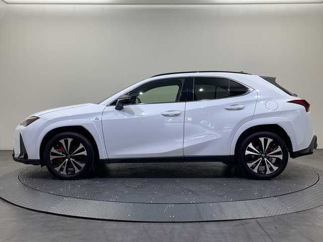 レクサス ＵＸ 200 Fスポーツエモーショナルエクスプローラ 愛媛県 2023(令5)年 1.2万km ブラック/ホワイトノーヴァガラスフレーク ムーンルーフ（チルト&アウタースライド式）　110000円/ルーフレール　33000円//12.3インチディスプレイオーディオ/AppleCarPlay AndroidAuto/フルセグTV/パノラミックビューモニター（床下透過表示機能付）/225/50RF18 95Vランフラットタイヤ&18×7Jアルミホイール（特別仕様車専用切削光輝＋ブラック塗装＋ブラックナット） /Lexus Safety System ＋ /ブラインドスポットモニター［BSM］/パーキングサポートブレーキ［PKSB］/前後方静止物＋後方接近車両/LEDヘッドランプ（ロー・ハイビーム）/ハンズフリーパワーバックドア/（挟み込み防止機能・停止位置メモリー機能付）/カラーヘッドアップディスプレイ/ステアリングヒーター/シートヒーター&エアシート/ビルトインETC/運転席・助手席8Way調整式パワーシート（運転席ポジションメモリー/運転席電動ランバーサポート付）
