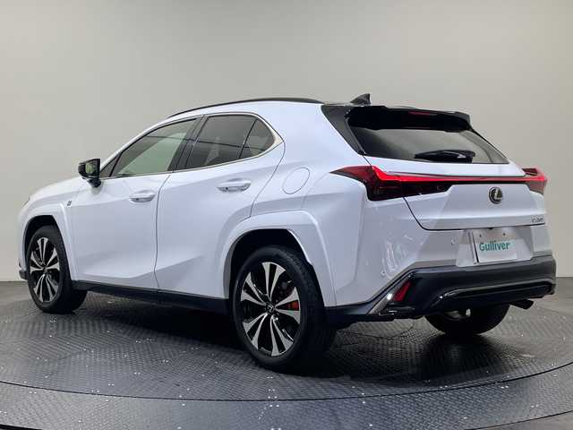 レクサス ＵＸ 200 Fスポーツエモーショナルエクスプローラ 愛媛県 2023(令5)年 1.2万km ブラック/ホワイトノーヴァガラスフレーク ムーンルーフ（チルト&アウタースライド式）　110000円/ルーフレール　33000円//12.3インチディスプレイオーディオ/AppleCarPlay AndroidAuto/フルセグTV/パノラミックビューモニター（床下透過表示機能付）/225/50RF18 95Vランフラットタイヤ&18×7Jアルミホイール（特別仕様車専用切削光輝＋ブラック塗装＋ブラックナット） /Lexus Safety System ＋ /ブラインドスポットモニター［BSM］/パーキングサポートブレーキ［PKSB］/前後方静止物＋後方接近車両/LEDヘッドランプ（ロー・ハイビーム）/ハンズフリーパワーバックドア/（挟み込み防止機能・停止位置メモリー機能付）/カラーヘッドアップディスプレイ/ステアリングヒーター/シートヒーター&エアシート/ビルトインETC/運転席・助手席8Way調整式パワーシート（運転席ポジションメモリー/運転席電動ランバーサポート付）