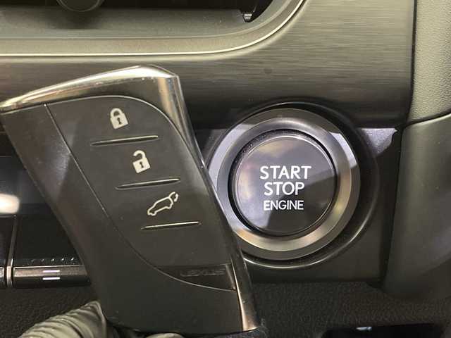 レクサス ＵＸ 200 Fスポーツエモーショナルエクスプローラ 愛媛県 2023(令5)年 1.2万km ブラック/ホワイトノーヴァガラスフレーク ムーンルーフ（チルト&アウタースライド式）　110000円/ルーフレール　33000円//12.3インチディスプレイオーディオ/AppleCarPlay AndroidAuto/フルセグTV/パノラミックビューモニター（床下透過表示機能付）/225/50RF18 95Vランフラットタイヤ&18×7Jアルミホイール（特別仕様車専用切削光輝＋ブラック塗装＋ブラックナット） /Lexus Safety System ＋ /ブラインドスポットモニター［BSM］/パーキングサポートブレーキ［PKSB］/前後方静止物＋後方接近車両/LEDヘッドランプ（ロー・ハイビーム）/ハンズフリーパワーバックドア/（挟み込み防止機能・停止位置メモリー機能付）/カラーヘッドアップディスプレイ/ステアリングヒーター/シートヒーター&エアシート/ビルトインETC/運転席・助手席8Way調整式パワーシート（運転席ポジションメモリー/運転席電動ランバーサポート付）