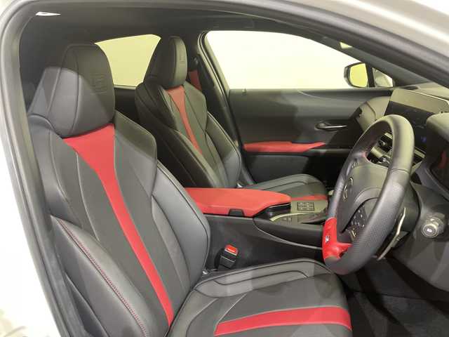 レクサス ＵＸ 200 Fスポーツエモーショナルエクスプローラ 愛媛県 2023(令5)年 1.2万km ブラック/ホワイトノーヴァガラスフレーク ムーンルーフ（チルト&アウタースライド式）　110000円/ルーフレール　33000円//12.3インチディスプレイオーディオ/AppleCarPlay AndroidAuto/フルセグTV/パノラミックビューモニター（床下透過表示機能付）/225/50RF18 95Vランフラットタイヤ&18×7Jアルミホイール（特別仕様車専用切削光輝＋ブラック塗装＋ブラックナット） /Lexus Safety System ＋ /ブラインドスポットモニター［BSM］/パーキングサポートブレーキ［PKSB］/前後方静止物＋後方接近車両/LEDヘッドランプ（ロー・ハイビーム）/ハンズフリーパワーバックドア/（挟み込み防止機能・停止位置メモリー機能付）/カラーヘッドアップディスプレイ/ステアリングヒーター/シートヒーター&エアシート/ビルトインETC/運転席・助手席8Way調整式パワーシート（運転席ポジションメモリー/運転席電動ランバーサポート付）