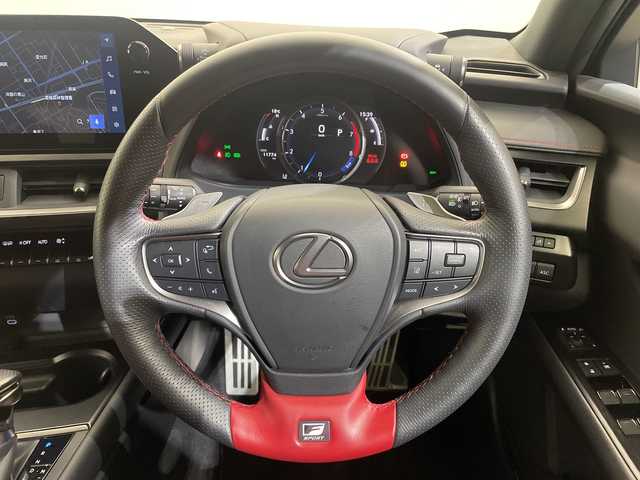 レクサス ＵＸ 200 Fスポーツエモーショナルエクスプローラ 愛媛県 2023(令5)年 1.2万km ブラック/ホワイトノーヴァガラスフレーク ムーンルーフ（チルト&アウタースライド式）　110000円/ルーフレール　33000円//12.3インチディスプレイオーディオ/AppleCarPlay AndroidAuto/フルセグTV/パノラミックビューモニター（床下透過表示機能付）/225/50RF18 95Vランフラットタイヤ&18×7Jアルミホイール（特別仕様車専用切削光輝＋ブラック塗装＋ブラックナット） /Lexus Safety System ＋ /ブラインドスポットモニター［BSM］/パーキングサポートブレーキ［PKSB］/前後方静止物＋後方接近車両/LEDヘッドランプ（ロー・ハイビーム）/ハンズフリーパワーバックドア/（挟み込み防止機能・停止位置メモリー機能付）/カラーヘッドアップディスプレイ/ステアリングヒーター/シートヒーター&エアシート/ビルトインETC/運転席・助手席8Way調整式パワーシート（運転席ポジションメモリー/運転席電動ランバーサポート付）