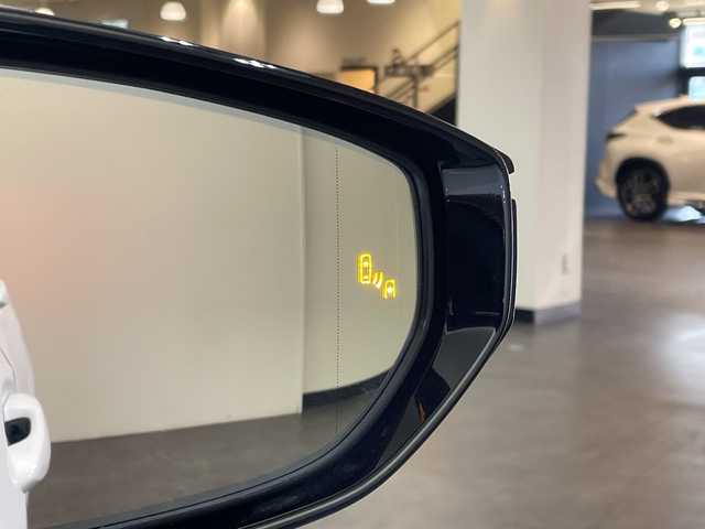 レクサス ＵＸ 200 Fスポーツエモーショナルエクスプローラ 愛媛県 2023(令5)年 1.2万km ブラック/ホワイトノーヴァガラスフレーク ムーンルーフ（チルト&アウタースライド式）　110000円/ルーフレール　33000円//12.3インチディスプレイオーディオ/AppleCarPlay AndroidAuto/フルセグTV/パノラミックビューモニター（床下透過表示機能付）/225/50RF18 95Vランフラットタイヤ&18×7Jアルミホイール（特別仕様車専用切削光輝＋ブラック塗装＋ブラックナット） /Lexus Safety System ＋ /ブラインドスポットモニター［BSM］/パーキングサポートブレーキ［PKSB］/前後方静止物＋後方接近車両/LEDヘッドランプ（ロー・ハイビーム）/ハンズフリーパワーバックドア/（挟み込み防止機能・停止位置メモリー機能付）/カラーヘッドアップディスプレイ/ステアリングヒーター/シートヒーター&エアシート/ビルトインETC/運転席・助手席8Way調整式パワーシート（運転席ポジションメモリー/運転席電動ランバーサポート付）