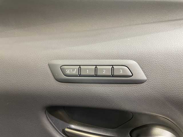 レクサス ＵＸ 200 Fスポーツエモーショナルエクスプローラ 愛媛県 2023(令5)年 1.2万km ブラック/ホワイトノーヴァガラスフレーク ムーンルーフ（チルト&アウタースライド式）　110000円/ルーフレール　33000円//12.3インチディスプレイオーディオ/AppleCarPlay AndroidAuto/フルセグTV/パノラミックビューモニター（床下透過表示機能付）/225/50RF18 95Vランフラットタイヤ&18×7Jアルミホイール（特別仕様車専用切削光輝＋ブラック塗装＋ブラックナット） /Lexus Safety System ＋ /ブラインドスポットモニター［BSM］/パーキングサポートブレーキ［PKSB］/前後方静止物＋後方接近車両/LEDヘッドランプ（ロー・ハイビーム）/ハンズフリーパワーバックドア/（挟み込み防止機能・停止位置メモリー機能付）/カラーヘッドアップディスプレイ/ステアリングヒーター/シートヒーター&エアシート/ビルトインETC/運転席・助手席8Way調整式パワーシート（運転席ポジションメモリー/運転席電動ランバーサポート付）