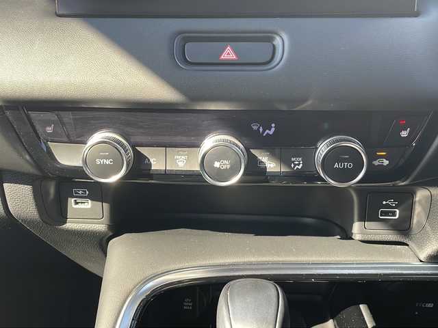 ホンダ ヴェゼル ハイブリッド e:HEV Z 三重県 2024(令6)年 3.2万km プレミアムサンライトホワイトパール 純正ナビ/ＡｐｐｌｅＣａｒＰｌａｙ/ＡｎｄｒｏｉｄｏAuto/BSM/ビルトインETC2.0/ワイヤレス充電/スペアキー/シートヒーター/ステアリングヒーター/パドルシフト/ステアリングスイッチ/ハーフレザーシート/電動リアゲート/追従クルーズコントロール/レーンキープアシスト/SOSコール/衝突被害軽減システム/踏み間違い防止/先行車発進お知らせ/標識認識システム/LEDオートライト/禁煙車