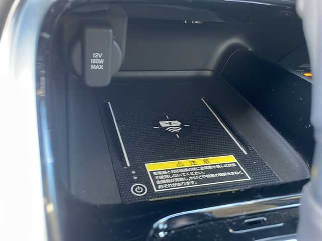 ホンダ ヴェゼル ハイブリッド e:HEV Z 三重県 2024(令6)年 3.2万km プレミアムサンライトホワイトパール 純正ナビ/ＡｐｐｌｅＣａｒＰｌａｙ/ＡｎｄｒｏｉｄｏAuto/BSM/ビルトインETC2.0/ワイヤレス充電/スペアキー/シートヒーター/ステアリングヒーター/パドルシフト/ステアリングスイッチ/ハーフレザーシート/電動リアゲート/追従クルーズコントロール/レーンキープアシスト/SOSコール/衝突被害軽減システム/踏み間違い防止/先行車発進お知らせ/標識認識システム/LEDオートライト/禁煙車