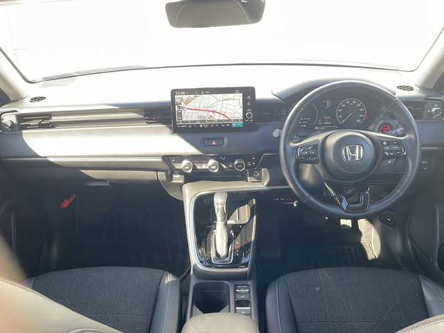 ホンダ ヴェゼル ハイブリッド e:HEV Z 三重県 2024(令6)年 3.2万km プレミアムサンライトホワイトパール 純正ナビ/ＡｐｐｌｅＣａｒＰｌａｙ/ＡｎｄｒｏｉｄｏAuto/BSM/ビルトインETC2.0/ワイヤレス充電/スペアキー/シートヒーター/ステアリングヒーター/パドルシフト/ステアリングスイッチ/ハーフレザーシート/電動リアゲート/追従クルーズコントロール/レーンキープアシスト/SOSコール/衝突被害軽減システム/踏み間違い防止/先行車発進お知らせ/標識認識システム/LEDオートライト/禁煙車