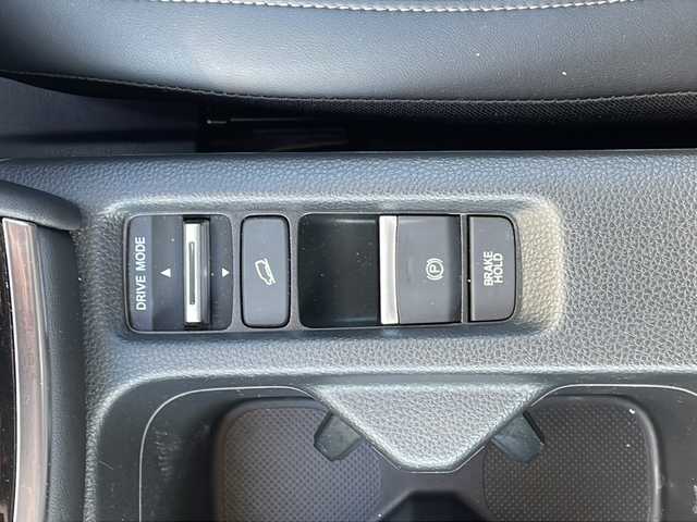 ホンダ ヴェゼル ハイブリッド e:HEV Z 三重県 2024(令6)年 3.2万km プレミアムサンライトホワイトパール 純正ナビ/ＡｐｐｌｅＣａｒＰｌａｙ/ＡｎｄｒｏｉｄｏAuto/BSM/ビルトインETC2.0/ワイヤレス充電/スペアキー/シートヒーター/ステアリングヒーター/パドルシフト/ステアリングスイッチ/ハーフレザーシート/電動リアゲート/追従クルーズコントロール/レーンキープアシスト/SOSコール/衝突被害軽減システム/踏み間違い防止/先行車発進お知らせ/標識認識システム/LEDオートライト/禁煙車