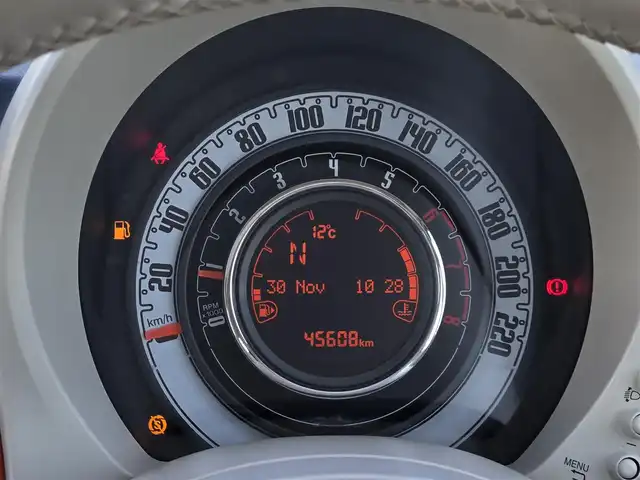 フィアット ５００ アニベルサリオ 鹿児島県 2018(平30)年 4.6万km ビタミニックオレンジ 専用クロームエンジンフードライン/専用クローム仕上げエクステリアミラーハウジング/専用FIATビンテージロゴ/専用Anniversarioロゴ/専用ビンテージスタイルアルミホイール(16インチ)/専用ファブリックシート/専用インストルメントパネル/専用フロアマット/前後ドライブレコーダー/Bluetoothオーディオ/パノラマルーフ/モーターシュレップレグルング/ETC/後方コーナーセンサー/エアバック(W+サイド)