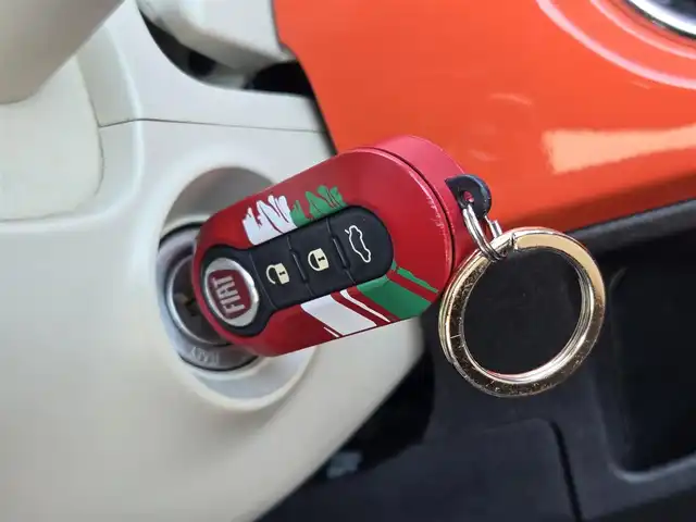 フィアット ５００ アニベルサリオ 鹿児島県 2018(平30)年 4.6万km ビタミニックオレンジ 専用クロームエンジンフードライン/専用クローム仕上げエクステリアミラーハウジング/専用FIATビンテージロゴ/専用Anniversarioロゴ/専用ビンテージスタイルアルミホイール(16インチ)/専用ファブリックシート/専用インストルメントパネル/専用フロアマット/前後ドライブレコーダー/Bluetoothオーディオ/パノラマルーフ/モーターシュレップレグルング/ETC/後方コーナーセンサー/エアバック(W+サイド)