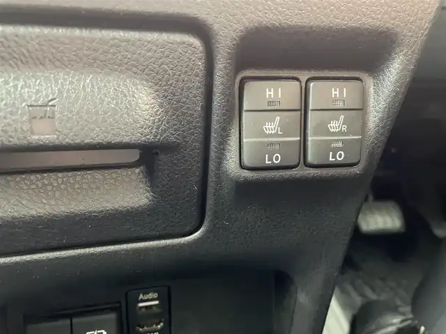 トヨタ ノア ハイブリッド Si ダブルバイビーⅢ 三重県 2021(令3)年 11.1万km ホワイトパールクリスタルシャイン 登録時走行距離　110611km/ワンオーナー/禁煙車/黒皮ハーフレザー/社外ナビ（アルパイン）/AM/FM/TV/Bluetooth/TV（ワンセグ）/フリップダウンモニター/ETC/クルーズコントロール/レーンキープアシスト/衝突軽減システム/コーナーセンサー/パワースライドドア（両）/ステアリングスイッチ/シートヒーター/AUTOライト/パワーウインドウ/パワーステアリング/三列シート