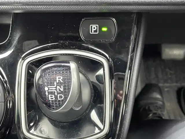 トヨタ ノア ハイブリッド Si ダブルバイビーⅢ 三重県 2021(令3)年 11.1万km ホワイトパールクリスタルシャイン 登録時走行距離　110611km/ワンオーナー/禁煙車/黒皮ハーフレザー/社外ナビ（アルパイン）/AM/FM/TV/Bluetooth/TV（ワンセグ）/フリップダウンモニター/ETC/クルーズコントロール/レーンキープアシスト/衝突軽減システム/コーナーセンサー/パワースライドドア（両）/ステアリングスイッチ/シートヒーター/AUTOライト/パワーウインドウ/パワーステアリング/三列シート