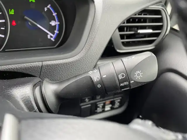 トヨタ ノア ハイブリッド Si ダブルバイビーⅢ 三重県 2021(令3)年 11.1万km ホワイトパールクリスタルシャイン 登録時走行距離　110611km/ワンオーナー/禁煙車/黒皮ハーフレザー/社外ナビ（アルパイン）/AM/FM/TV/Bluetooth/TV（ワンセグ）/フリップダウンモニター/ETC/クルーズコントロール/レーンキープアシスト/衝突軽減システム/コーナーセンサー/パワースライドドア（両）/ステアリングスイッチ/シートヒーター/AUTOライト/パワーウインドウ/パワーステアリング/三列シート